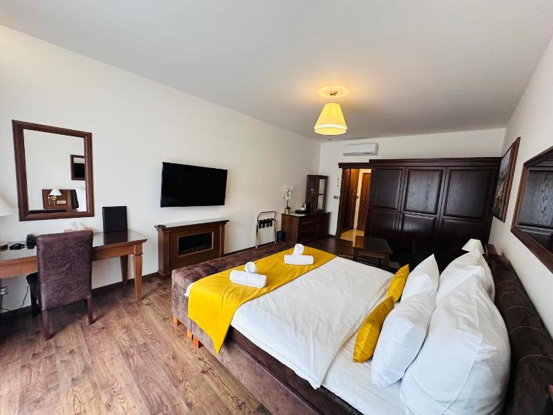 King Room with Balcony image 4