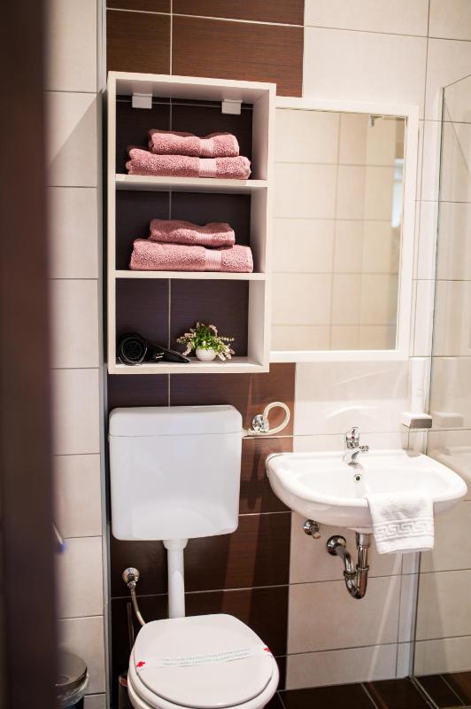 Twin Room image 3