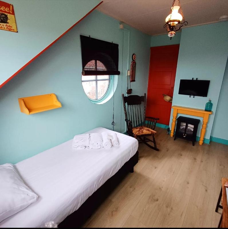 Standard Single Room with Shared Bathroom image 3