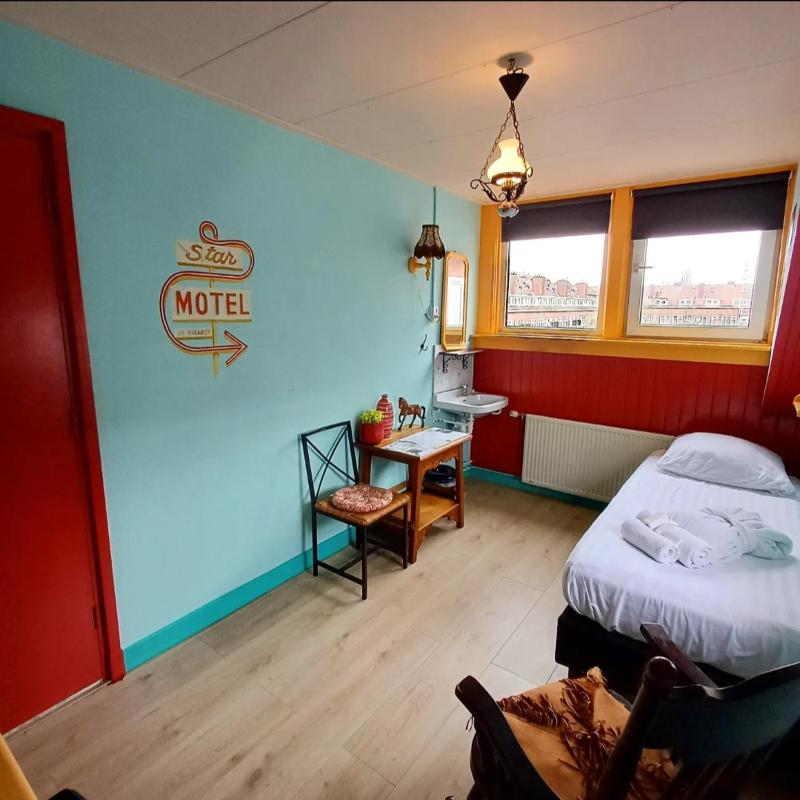 Standard Single Room with Shared Bathroom image 1