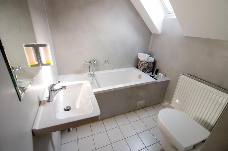 Standard Double Room image 3