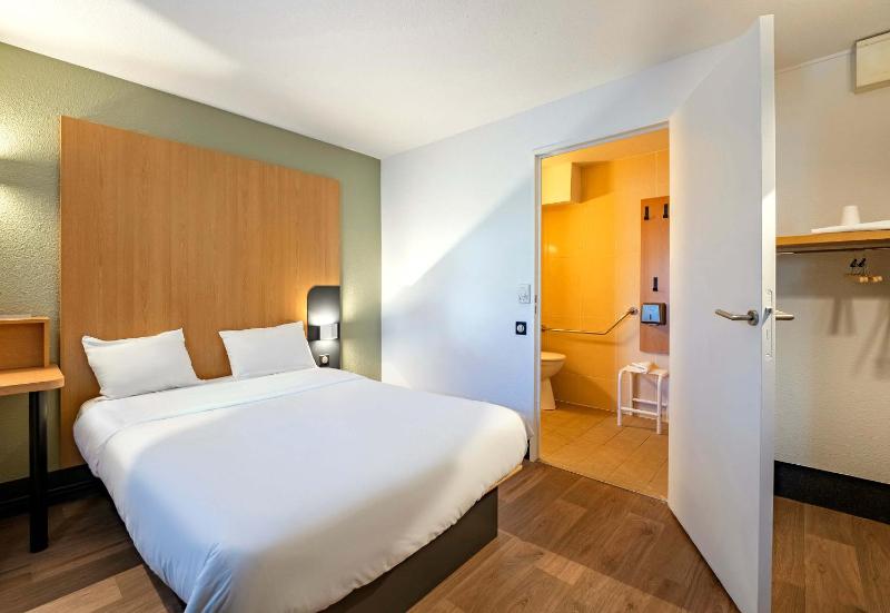 Double Room - Disability Access - Non-Smoking image 1