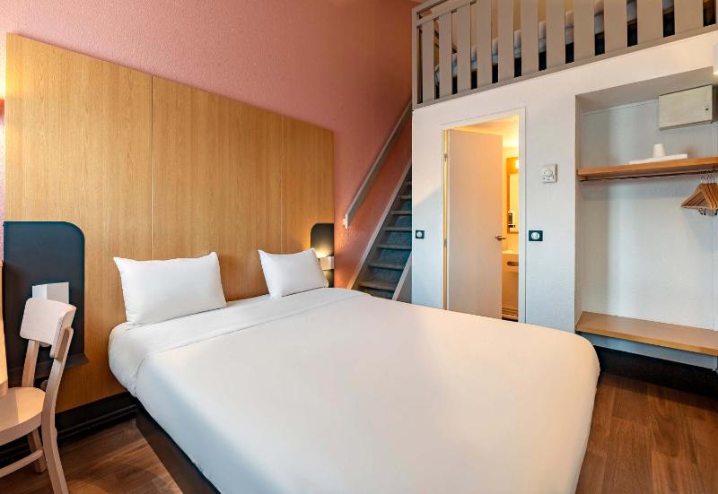 Quadruple Room - Non-Smoking image 1