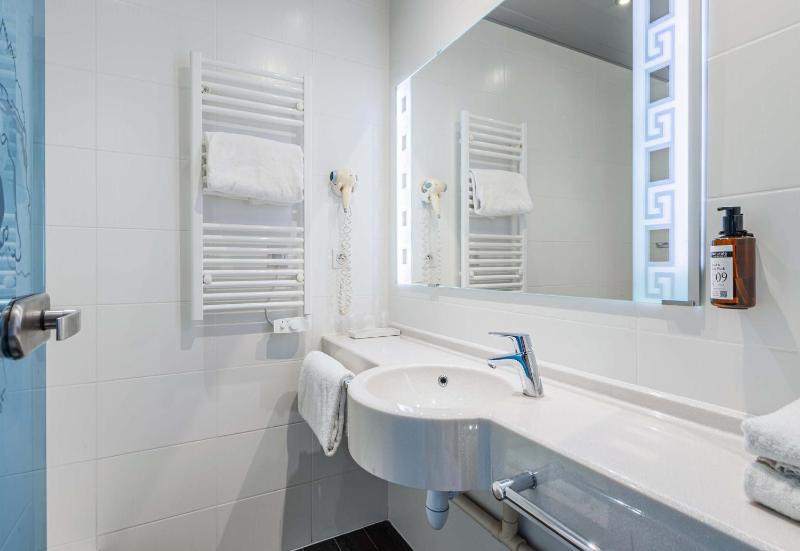 Twin Room image 2