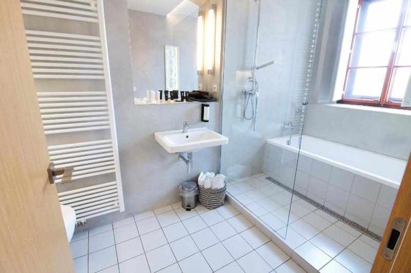 Queen Room with Garden View image 4