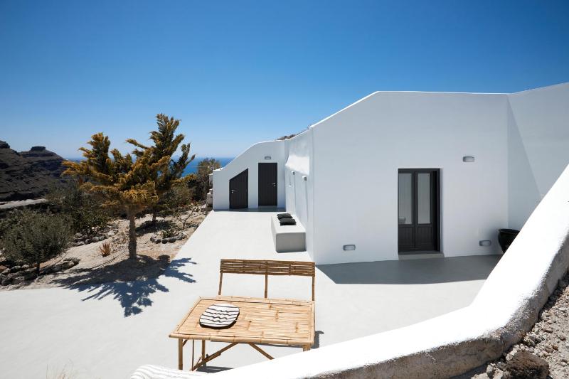 Grand Honeymoon Villa with hot tub and Caldera View image 3