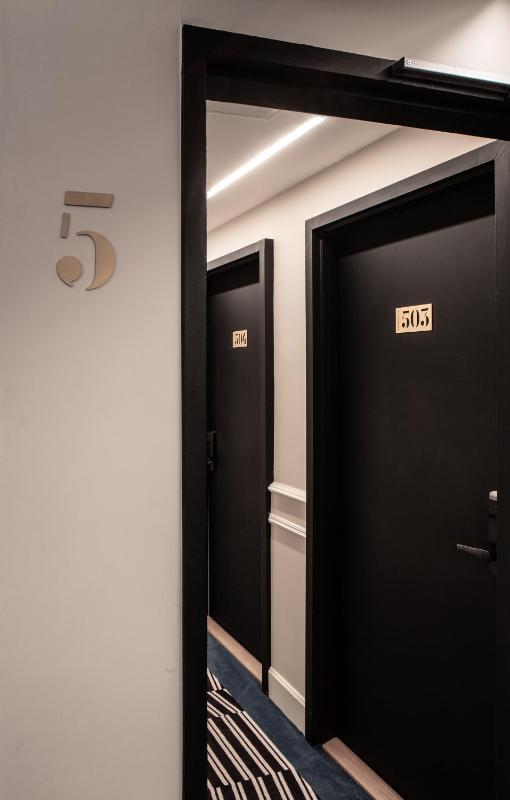 Deluxe Twin Room image 1