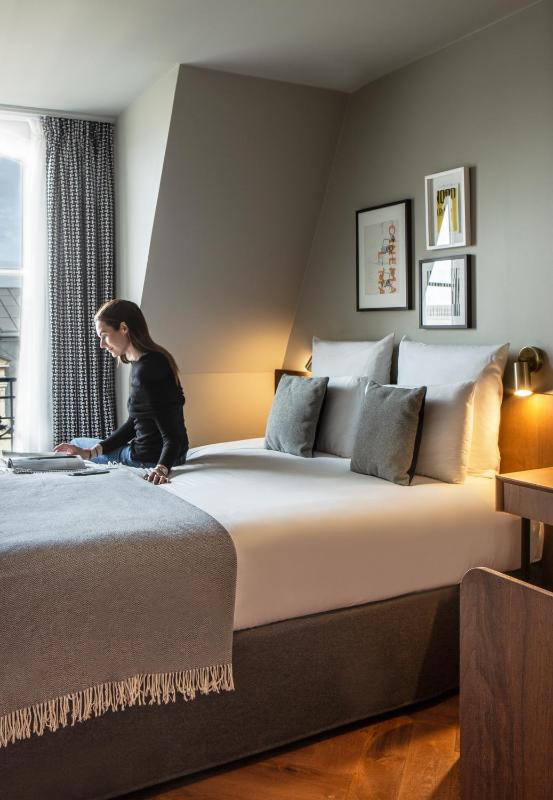 Standard Double Room with Balcony image 4