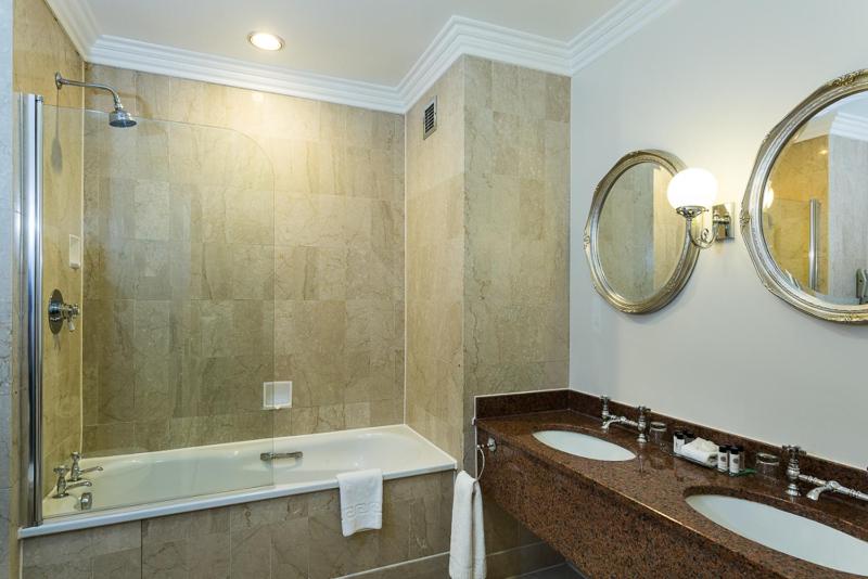 Executive Double or Twin Room image 3