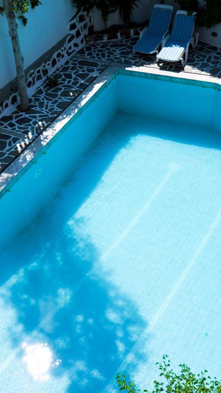 Double Room with Pool View image 4