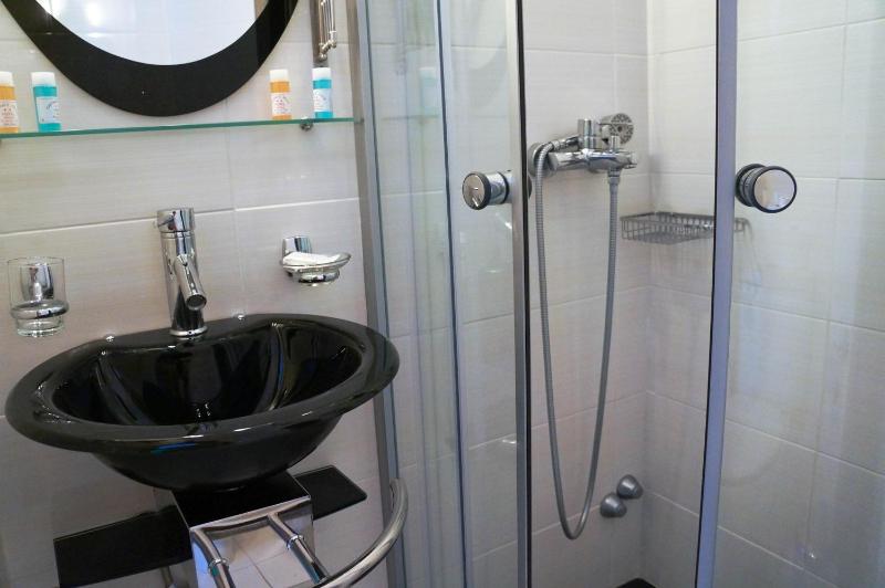 Double Room with Pool View image 2