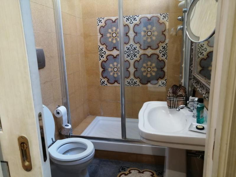 Economy Double Room image 3