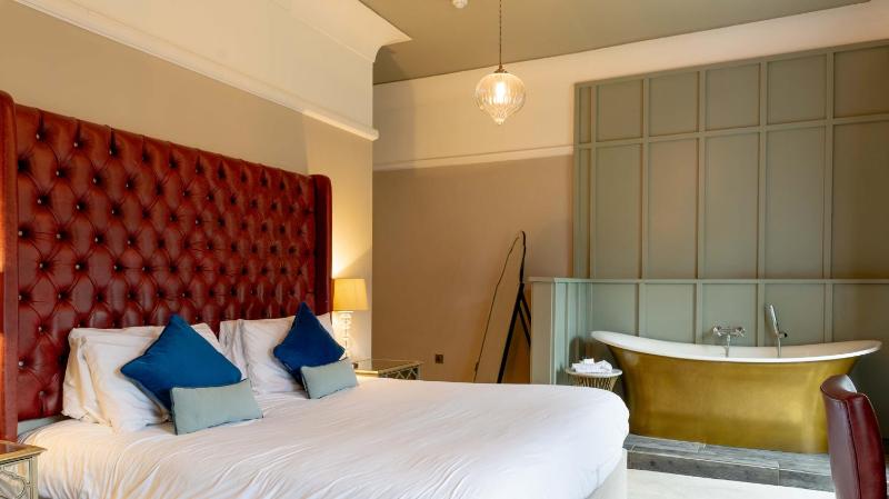 Suite with Bathtub - Non-Smoking image 4