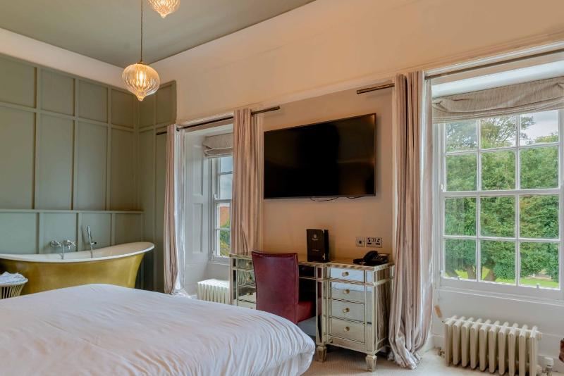 Suite with Bathtub - Non-Smoking image 2