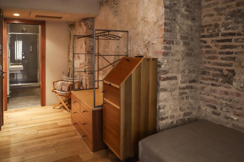 Single Room image 3