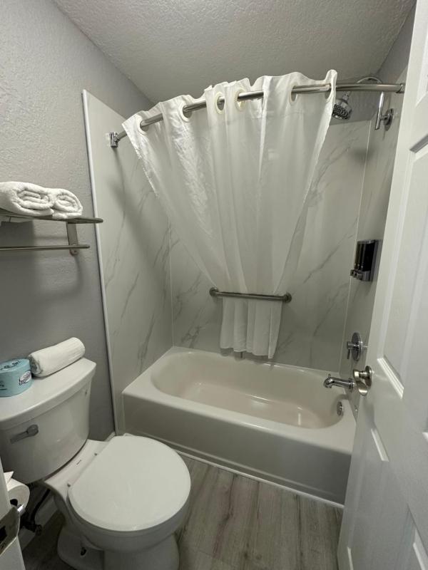 Queen Room with Two Queen Beds (4 Person Max Occupancy) image 3