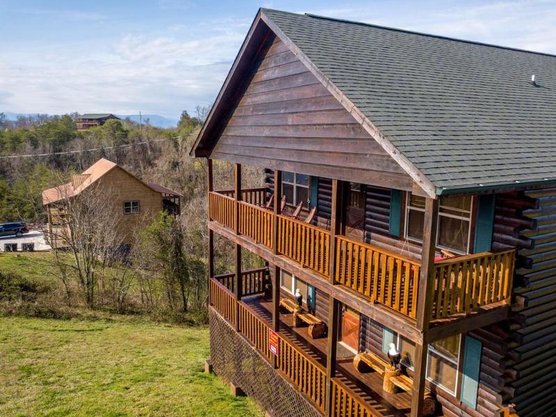 Eagles View 3 king br 3 bath no step entrance hot tub Wi-Fi game room peaceful deck griddle - image 6