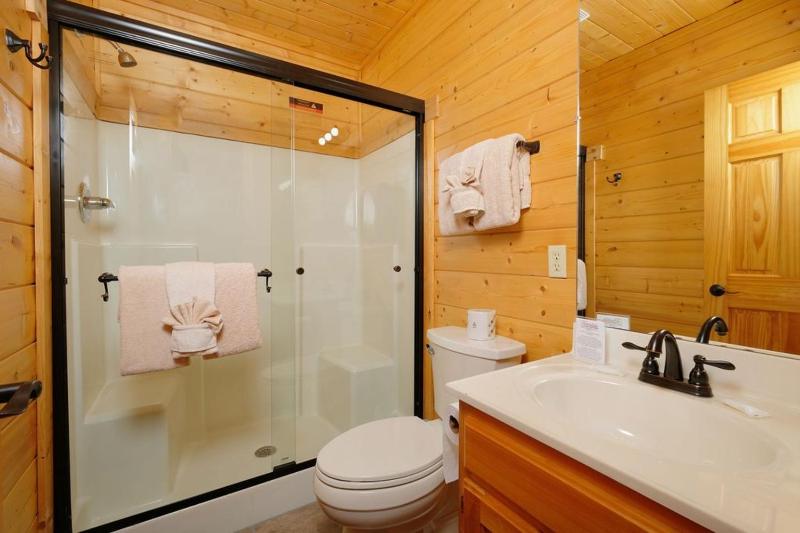 Eagles View 3 king br 3 bath no step entrance hot tub Wi-Fi game room peaceful deck griddle - image 8