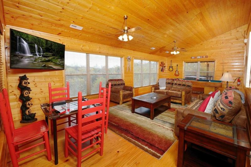 Eagles View 3 king br 3 bath no step entrance hot tub Wi-Fi game room peaceful deck griddle - image 18
