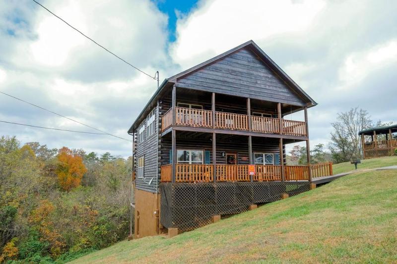 Eagles View 3 king br 3 bath no step entrance hot tub Wi-Fi game room peaceful deck griddle - image 26