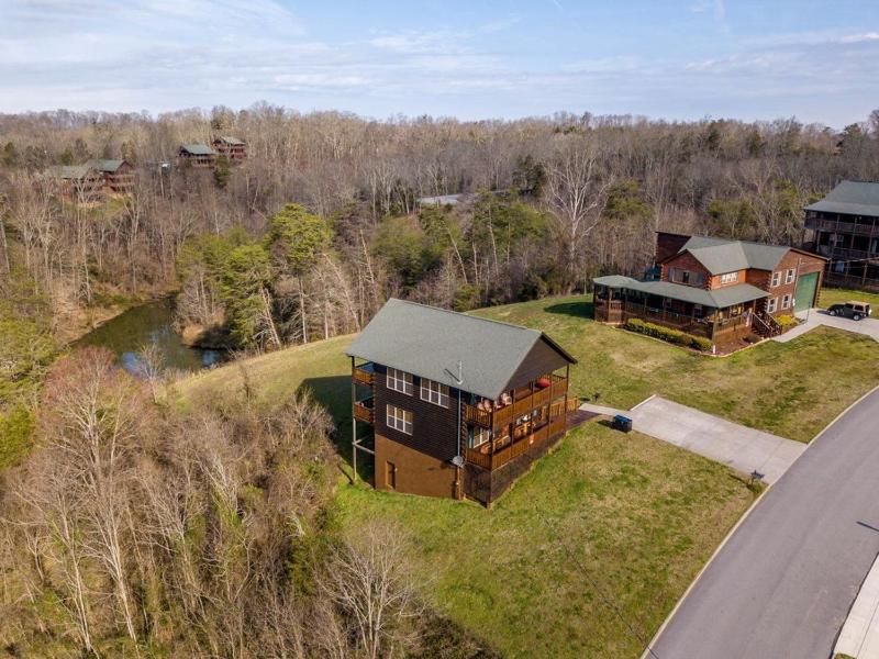 Eagles View 3 king br 3 bath no step entrance hot tub Wi-Fi game room peaceful deck griddle - image 19