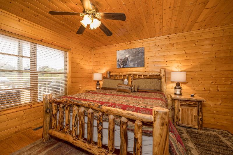 Eagles View 3 king br 3 bath no step entrance hot tub Wi-Fi game room peaceful deck griddle - image 20