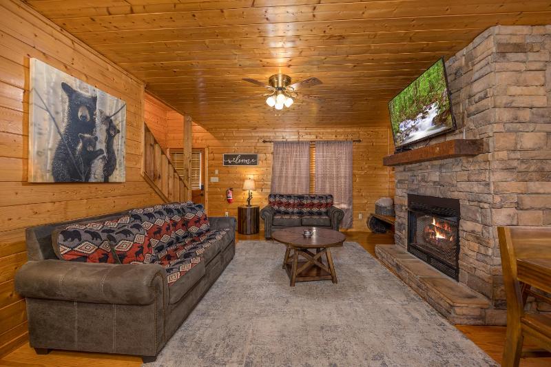 Eagles View 3 king br 3 bath no step entrance hot tub Wi-Fi game room peaceful deck griddle - image 25