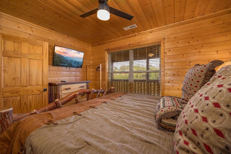 Eagles View 3 king br 3 bath no step entrance hot tub Wi-Fi game room peaceful deck griddle - image 4