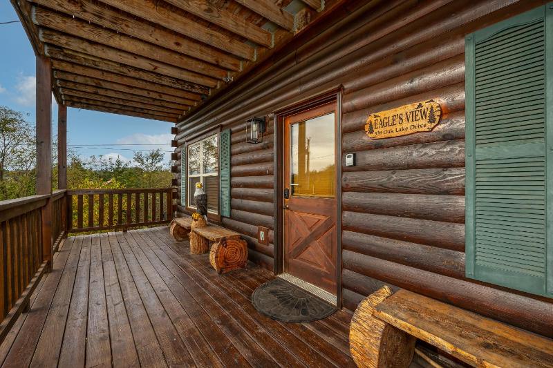 Eagles View 3 king br 3 bath no step entrance hot tub Wi-Fi game room peaceful deck griddle - image 7