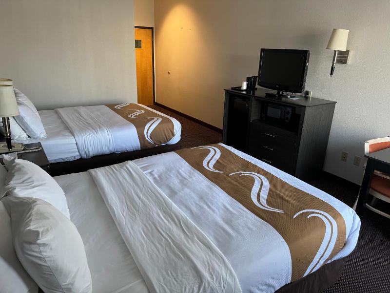 Queen Room with Two Queen Beds - Non-Smoking image 2