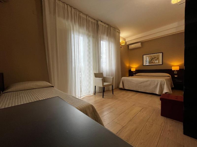 Deluxe Double Room with Balcony image 1