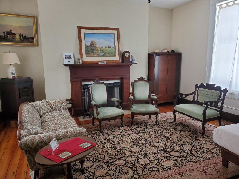 Queen Room - Disability Access image 1