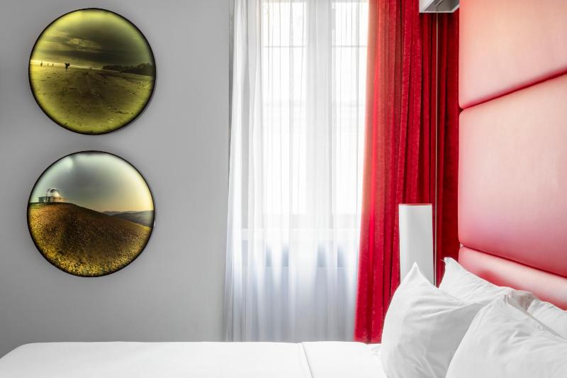 Deluxe Room image 3