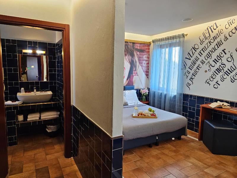 Double Room image 3