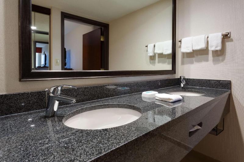 King Suite with Sofa Bed - High Floor image 2