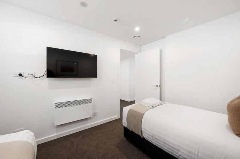 Lakeside Luxury 2 Bedroom Apartment - image 13