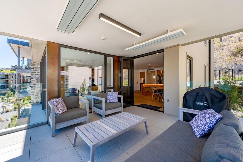 Lakeside Luxury 2 Bedroom Apartment - image 4