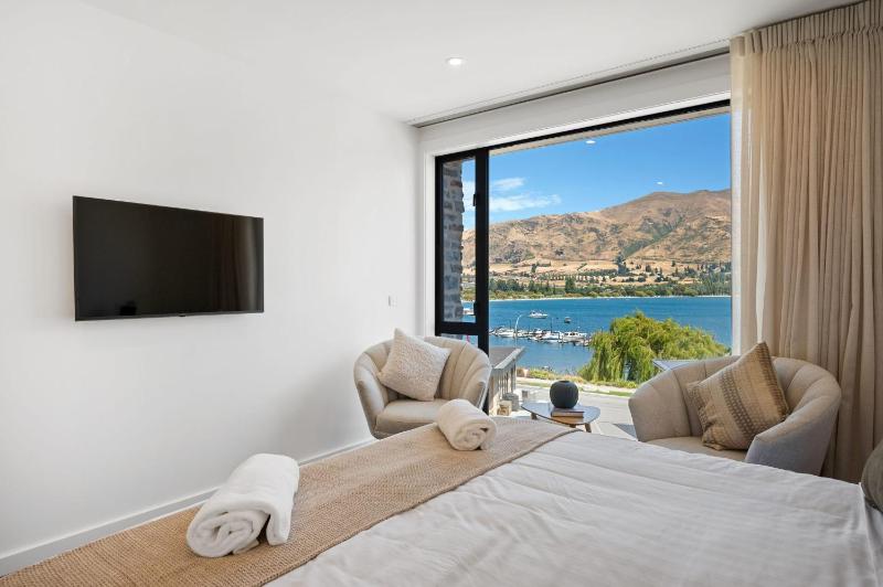 Lakeside Luxury Studio Apartment - image 1