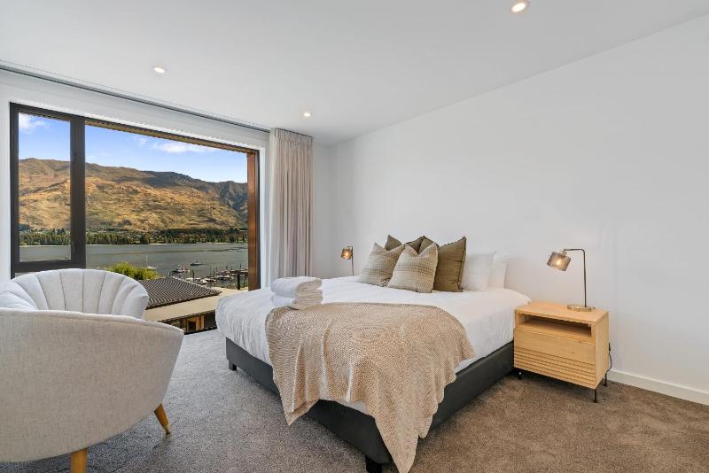 Lakeside Luxury Studio Apartment - image 8