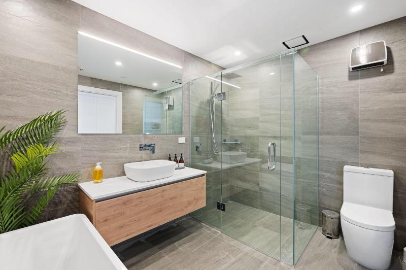 Lakeside Luxury Studio Apartment - image 5