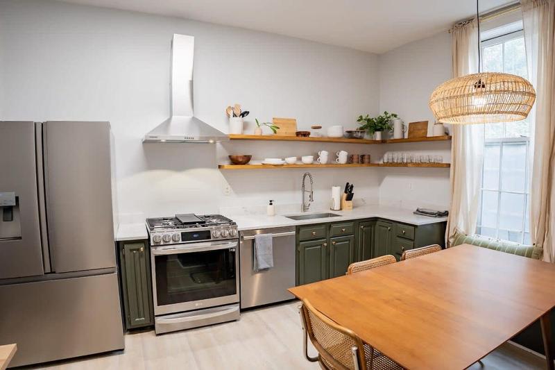 Remodeled Modern Home - private backyard & games! - image 29