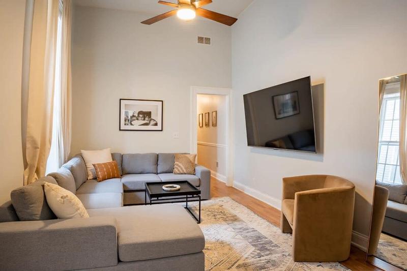 Remodeled Modern Home - private backyard & games! - image 16