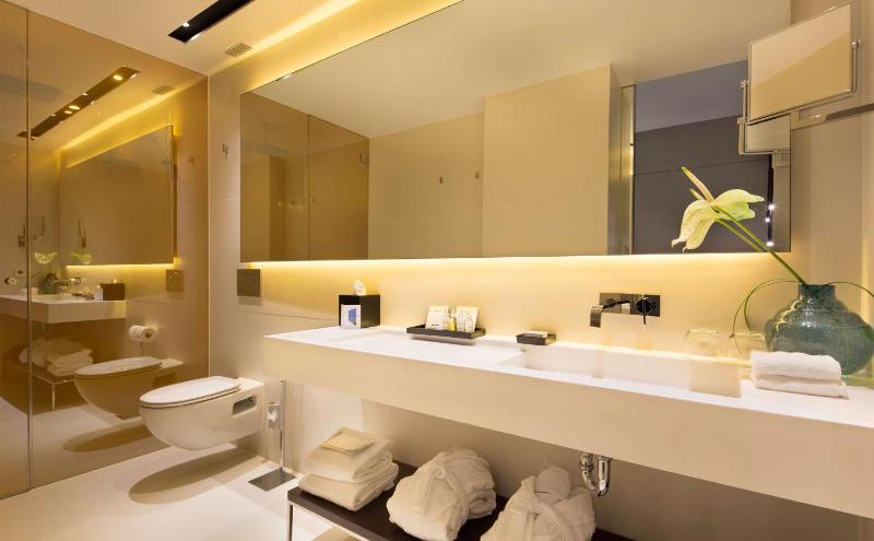 Art Room with Canal View image 2