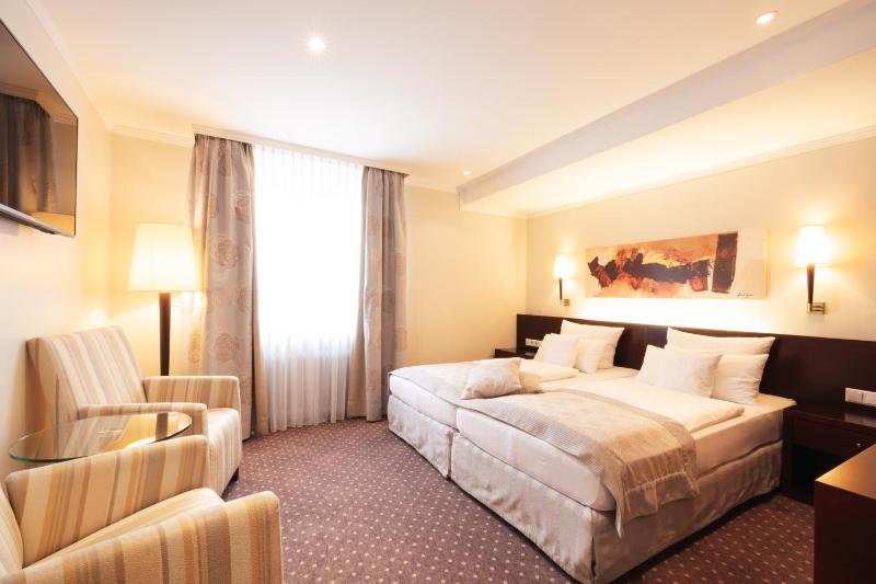 Double Room with Lake View image 2