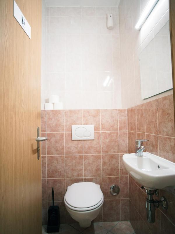 Single Room with Shared Shower and Toilet image 4