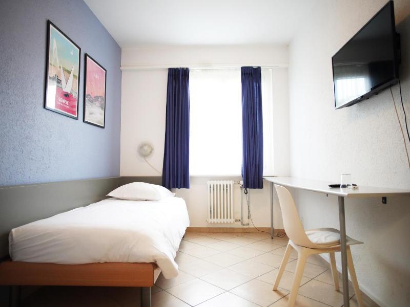 Single Room with Shared Shower and Toilet image 1