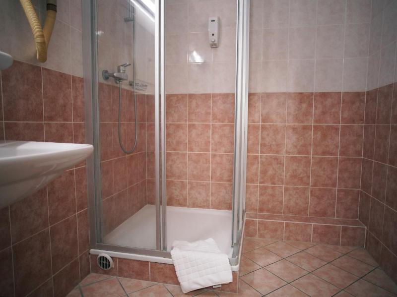Twin Room with Shared Bathroom image 3