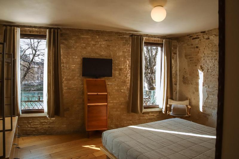Double Room image 3