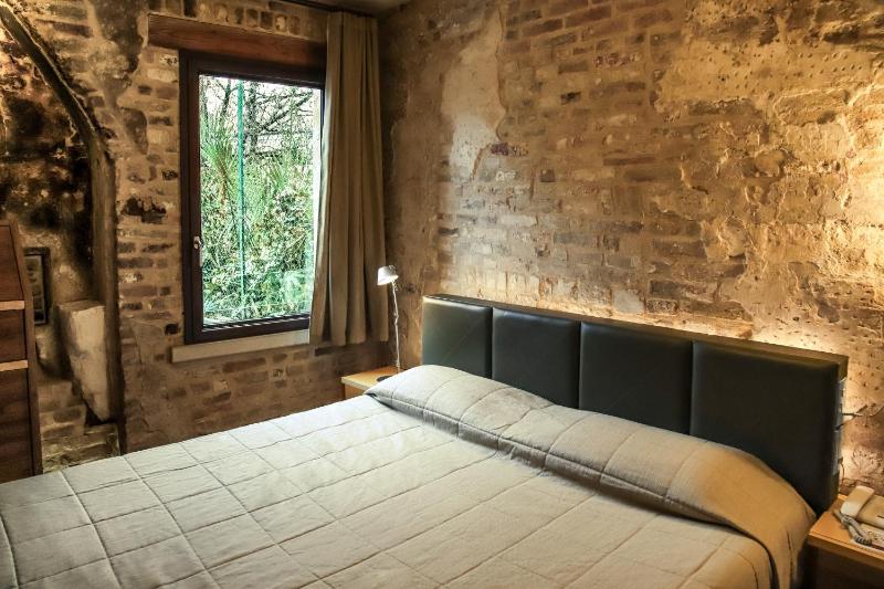 Double Room image 1