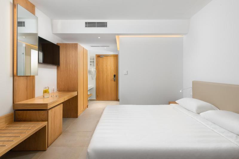 Deluxe Double Room with Shared Pool & Inland View image 4